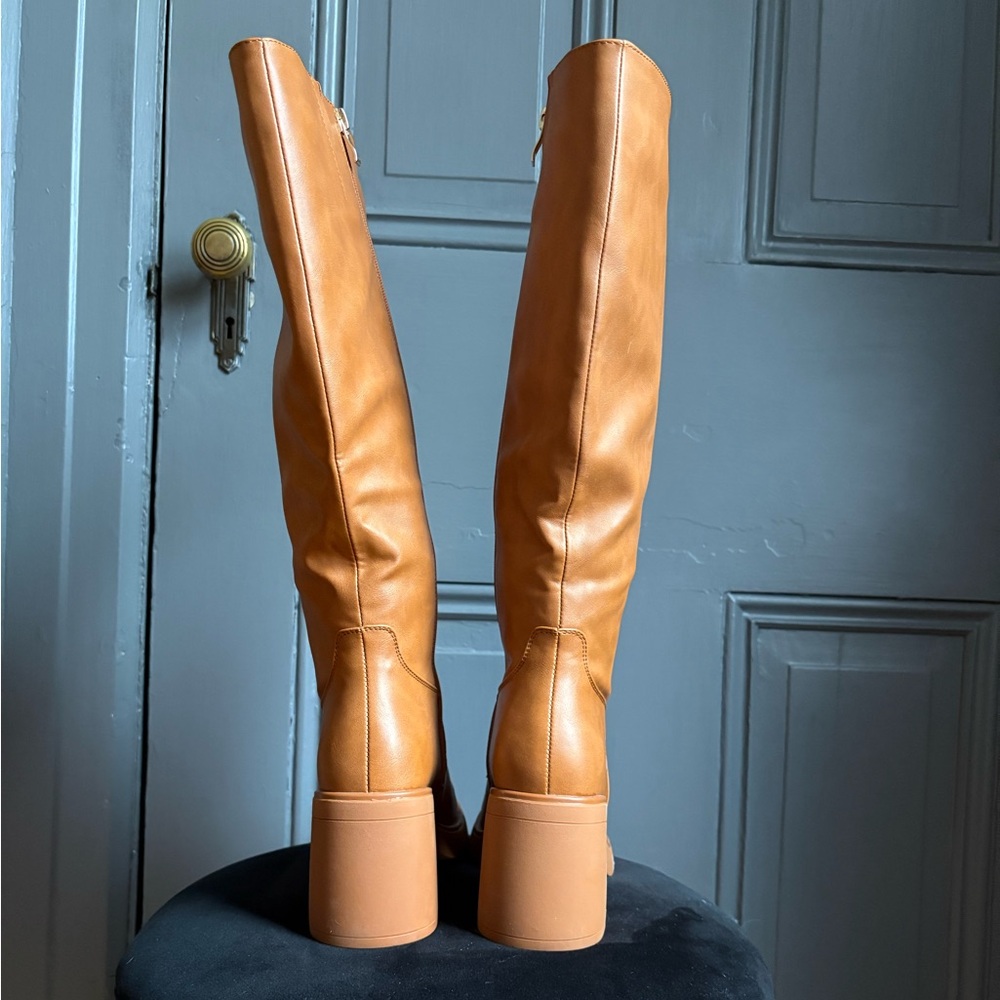 🆕 70s-inspired tan faux leather knee-high boots - Picture 3 of 7